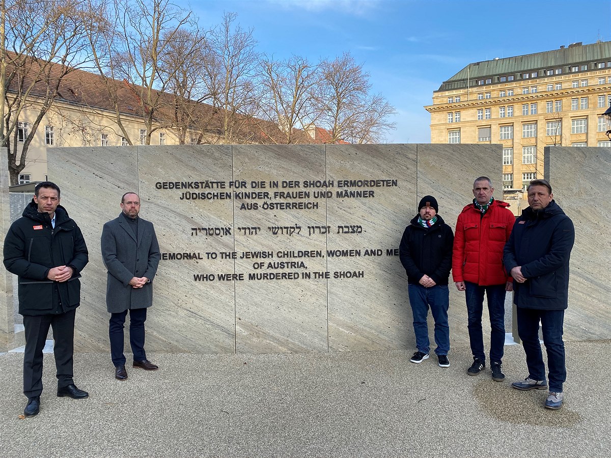 Grün-weißes Gedenken an die Opfer des Holocaust