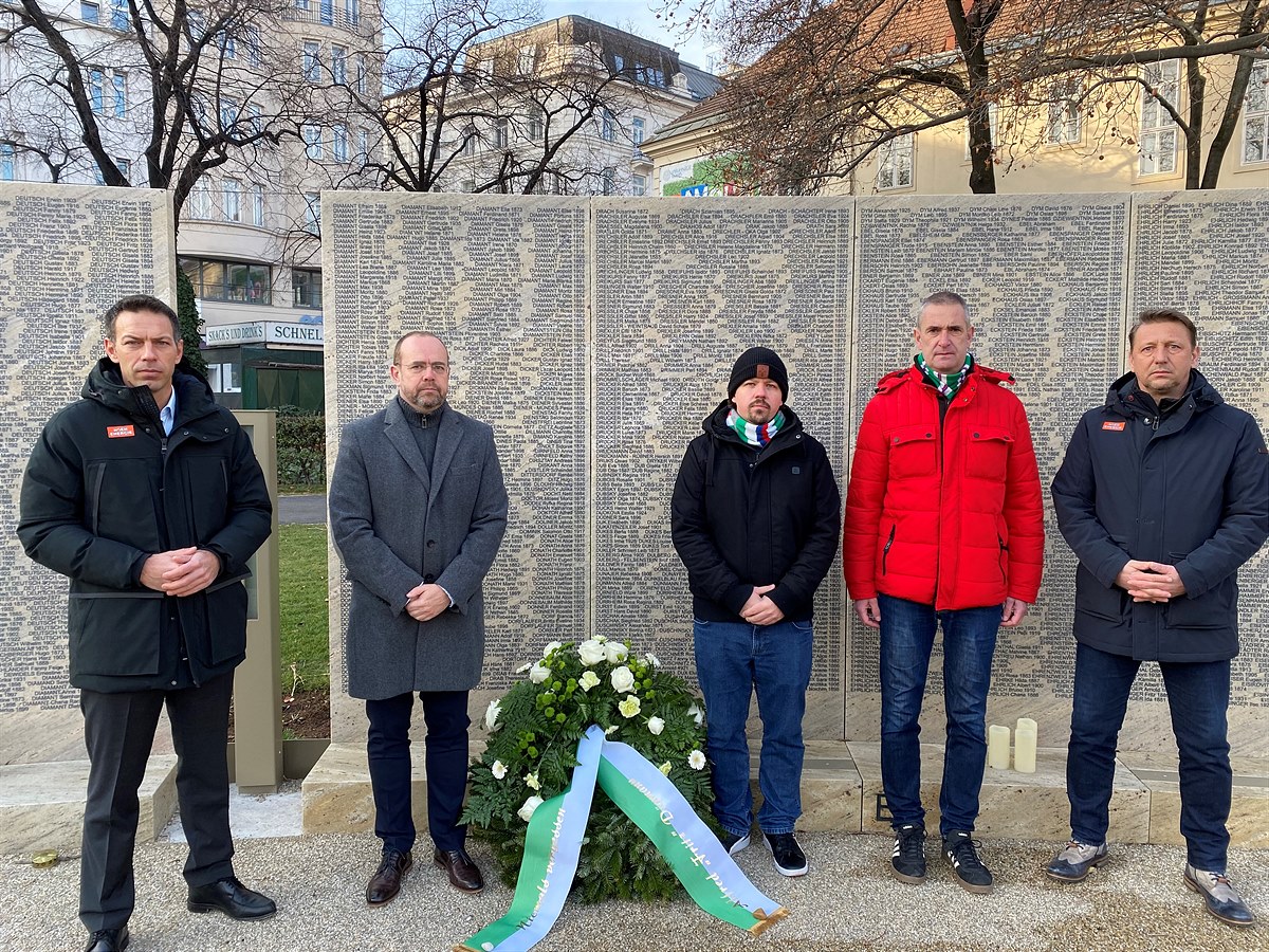 Grün-weißes Gedenken an die Opfer des Holocaust