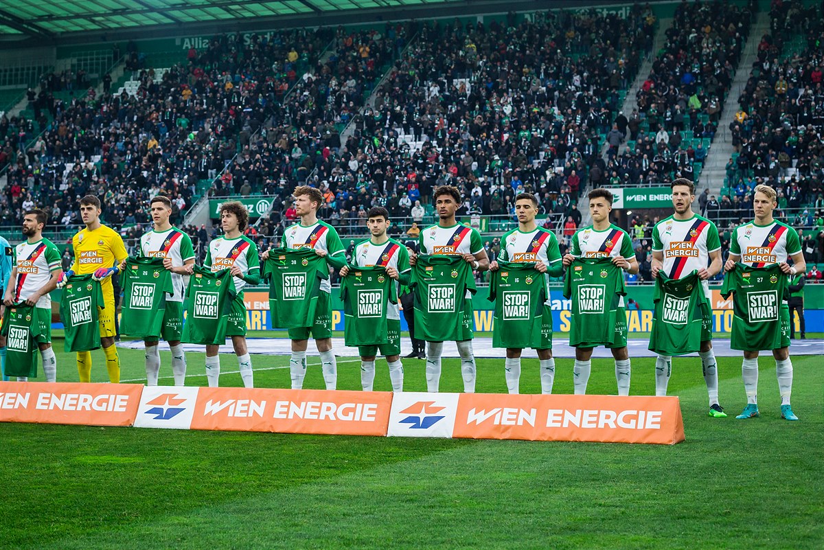 Online-Auktion von PUMA-Aufwärmleibchen