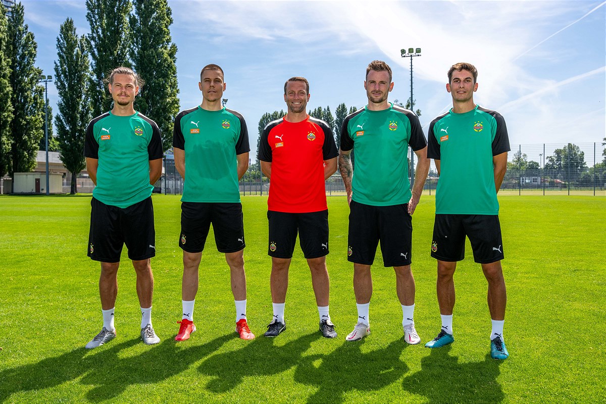 Cheftrainer Ferdinand Feldhofer mit den Sommerneuzugängen 