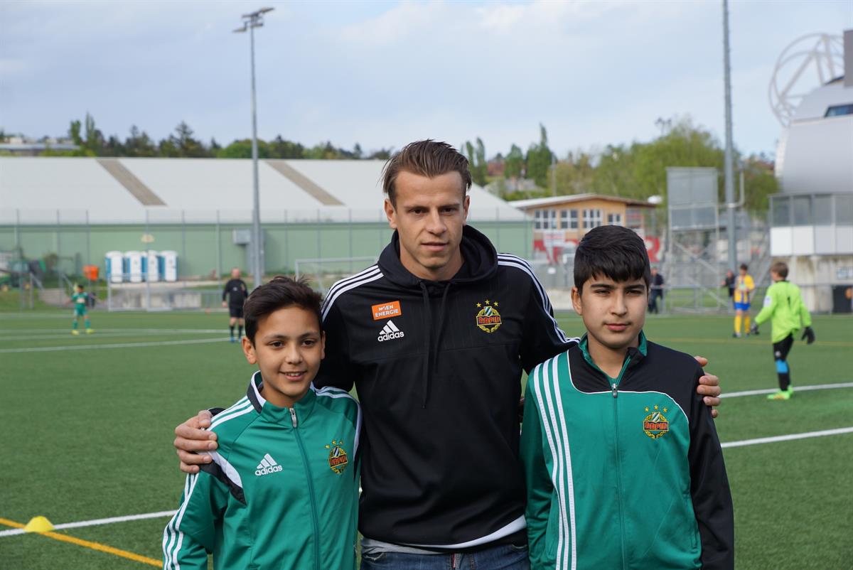 Stefan Schwab mit NW-Spieler Mohammed Wafa (links) und Isa Dayakli (rechts)