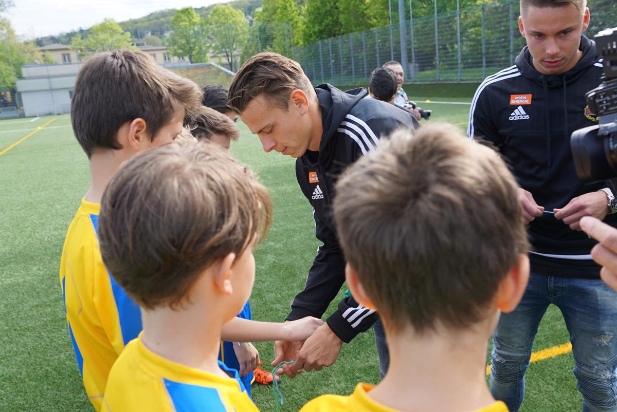 Übergabe Freundschaftsbänder (Schwab und Knoflach)