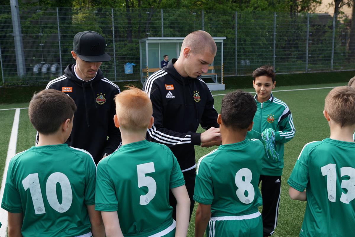 Übergabe Freundschaftsbänder (Pavelic und Grahovac)