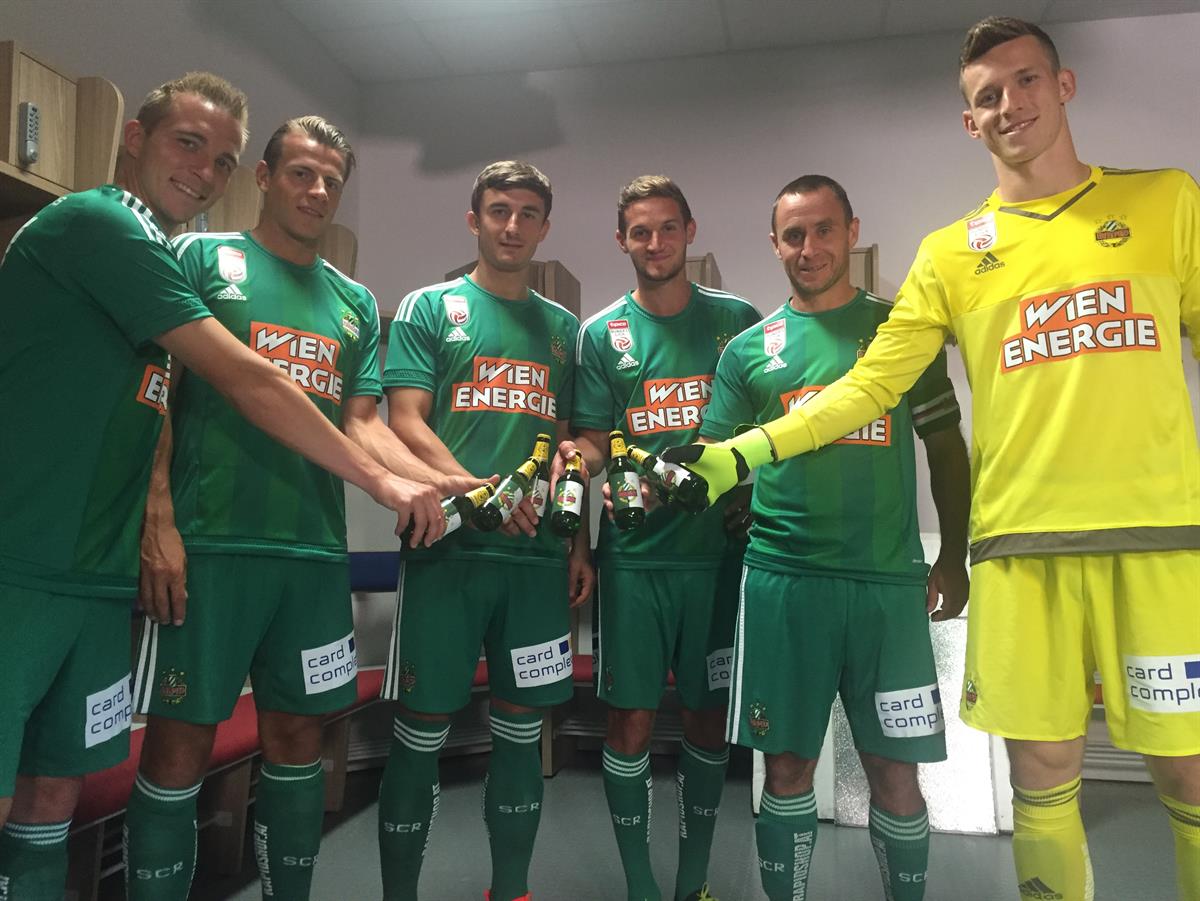 Rapid-Spieler mit Sonderedition Ottakringer Helles