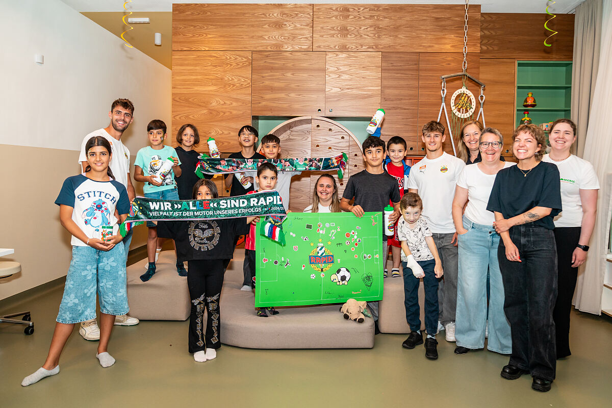 Der  SK Rapid zu Gast im Tageshospiz MOMO